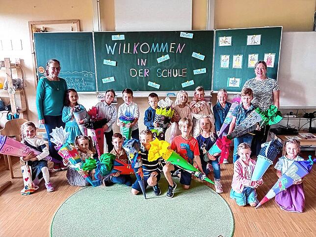Klasse 1a mit Klassenlehrerin Alexandra Abt (links) und Klasse 1b mit Klassenlehrerin Susanne Armbruster (rechts).