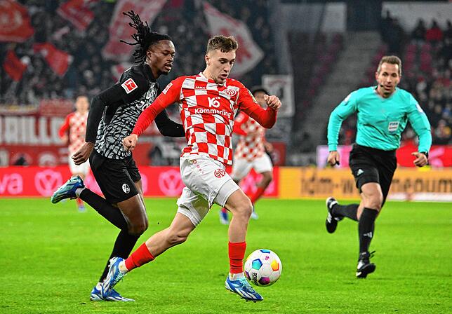 Der Mainzer Brajan Gruda spielt gegen Freiburgs Jordy Makengo.