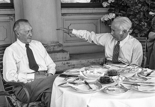 Konrad Adenauer und Bundespräsident Theodor Heuss 1950 auf der Terrasse des Palace-Hotels auf dem Bürgenstock. Heuss kam als Privatmann.
