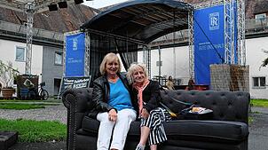 Die Bühne für das Jazzport-Festival im Innenhof vom Kulturhaus Caserne in Friedrichshafen steht schon. Auf dem Sofa sitzen Eva Schütte ...