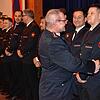 Feuerwehrkommandant Tobias Lumb gratuliert Vito Alvino zum Neueintritt in die Freiwillige Feuerwehr Markdorf. Links neben Alvino sind ...