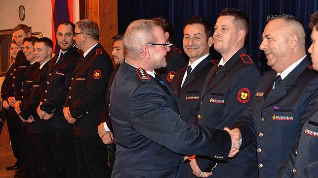 Feuerwehrkommandant Tobias Lumb gratuliert Vito Alvino zum Neueintritt in die Freiwillige Feuerwehr Markdorf. Links neben Alvino sind ...