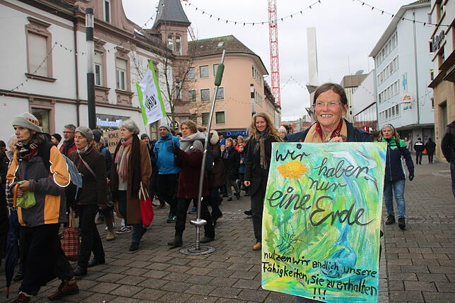 Gemeinsam gehen Jung und Alt auf die Straße und demonstrieren für die Umwelt.
