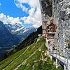 Das Berggasthaus Aescher unterhalb der Ebenalp, das auf dem Weg zu einem Äscher bezeichneten Gebiet im Alpstein liegt. In der Nähe ...