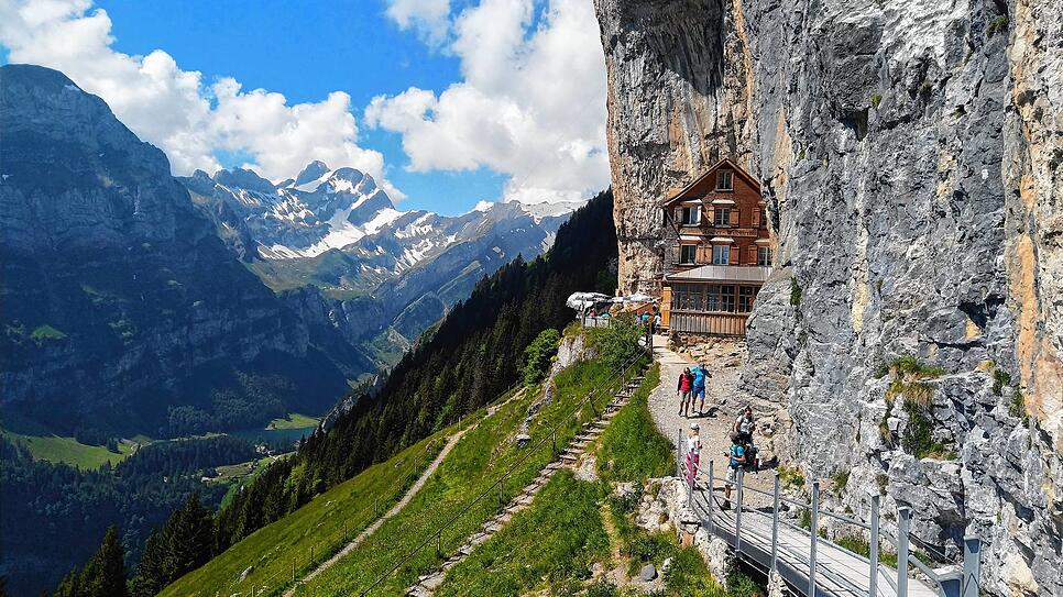 Das Berggasthaus Aescher unterhalb der Ebenalp, das auf dem Weg zu einem Äscher bezeichneten Gebiet im Alpstein liegt. In der Nähe ...