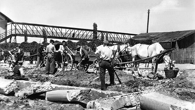 Zwangsarbeit an einem Bahnhof in Polen im Juli 1940: Überleben lautete das einzige Ziel.