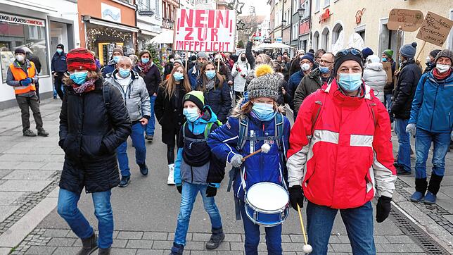 Polizei und Veranstalter waren gleichermaßen überrascht von der großen Resonanz: An die 2000 Teilnehmer waren es laut Polizei bei der ...