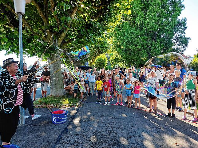 Straßenkünstler unterhalten alte und junge Besucher.