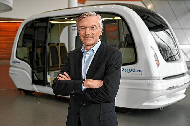 Wolf-Henning Scheider, Vorstandschef von ZF, steht auf der IAA 2019 vor dem Modell eines autonomen Shuttle-Busses. Der Konzern ...