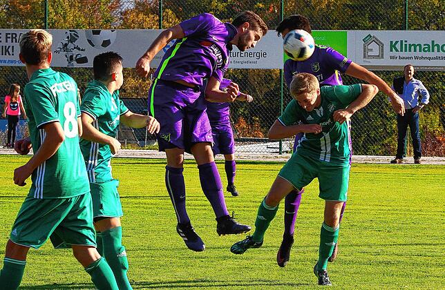 Kopfballstark: Kapitän Marco Holzapfel (Mitte, im Herbst 2017 beim Spiel gegen den FC Zell) ist beim SV Buch ein Allrounder.