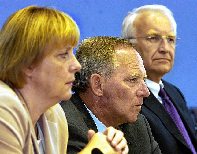 Wolfgang Schäuble sitzt 2002 in Berlin zwischen dem damaligen bayerischen Ministerpräsidenten, Edmund Stoiber (CSU), und der damaligen ...