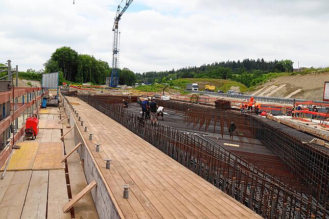 Wenn das Stahlnetz fertig ist, wird hier der Beton eingegossen. Der Baustoff verläuft in der Schalung zwischen dem Stahl und verbindet ...