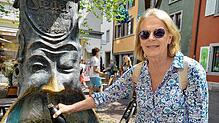 Sigrun Plank aus der Schweiz füllt ihre Trinkwasserflasche am Steuer-Brunnen in der Zollernstraße auf.