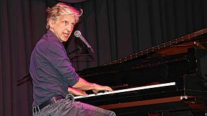 Klavierkabarettist William Wahl spielt in der Klosterschüer. Bild: Gerald Edinger