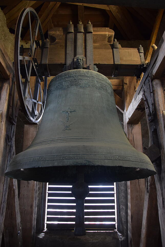 Die größte aller Glocken im St. Fridolinsmünster in Bad Säckingen – die Fridolinsglocke im Südturm der Kirche aus dem Jahre 1752. Links ...
