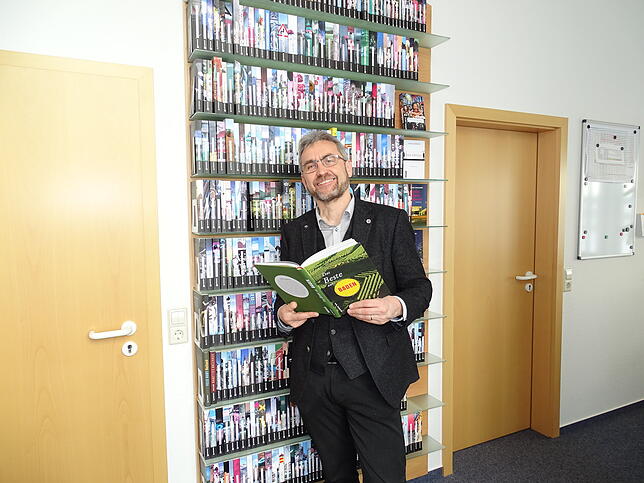 Verleger Armin Gmeiner liest das Buch &bdquo;Das Beste aus Baden&ldquo;.