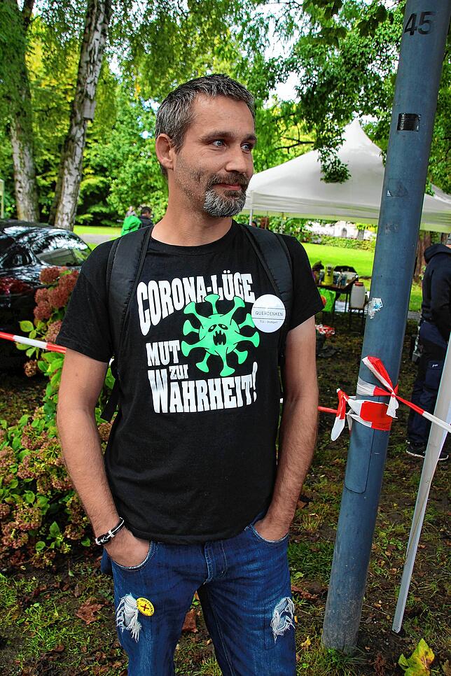 Corona-Lüge? Mut zur Wahrheit? Im Stadtgarten war dieser Mann unterwegs. Auf welchen Beweisen sich seine Theorie stützt, konnte er nicht ...