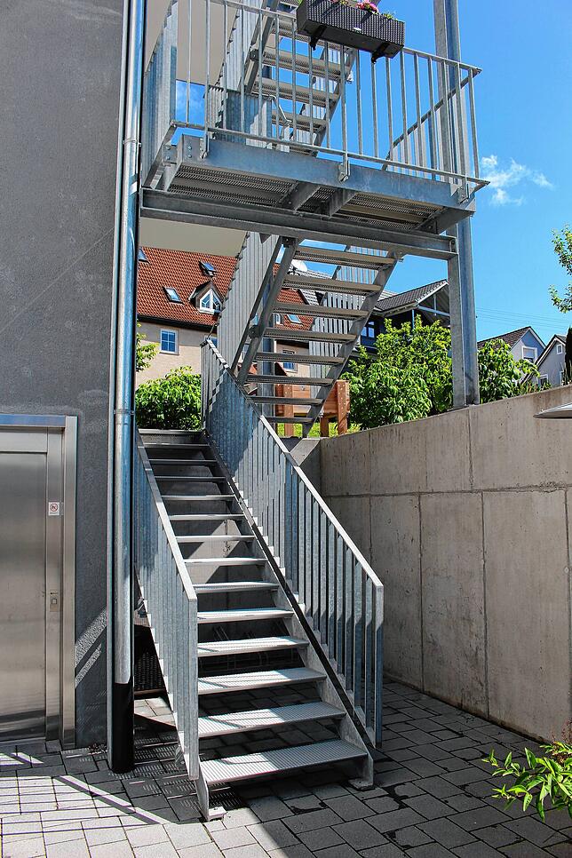 Der Treppenaufgang rechts am Hotel führt hinauf zum Eingang der Rezeption.