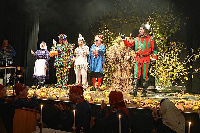 Der Poppele (Timo Heckel, rechts) präsentiert die Fasnachtsfiguren (von links): Rebwieb, Hansele, Schellenhansel, Zunftgeselle und ...