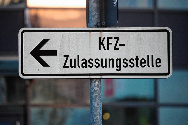 Den Gang oder die Fahrt zur Zulassungsstelle können sich Autohalter sparen – Fahrzeuge können nun im Internet an-, ab- und ...