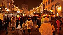 Heimelige Atmosphäre und Lichterglanz aus Verkaufsbuden vor historischer Kulisse: Der Weihnachtsmarkt Rottweil ist nur eines von vielen ...