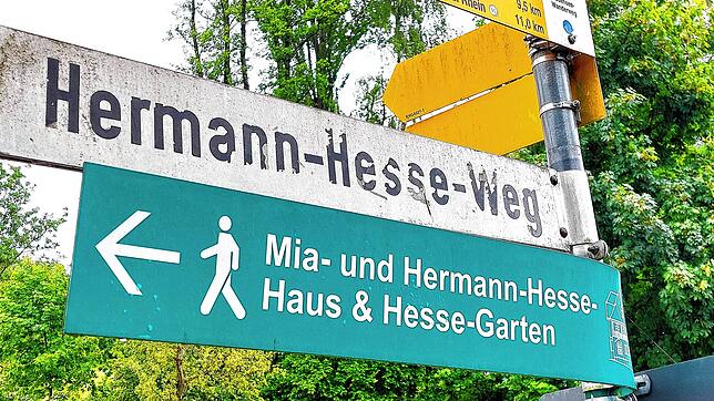 Das Hesse-Haus in Gaienhofen ist etwas Besonderes. Ein kleiner Hinweis zeigt den Weg.