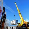 Der Autokran hebt die Container, die den Jugendraum in Jestetten gebildet haben, auf die Lastwagen. Bild:  Rotraud Opfermann