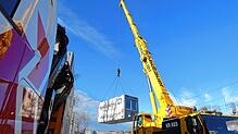Der Autokran hebt die Container, die den Jugendraum in Jestetten gebildet haben, auf die Lastwagen. Bild:  Rotraud Opfermann