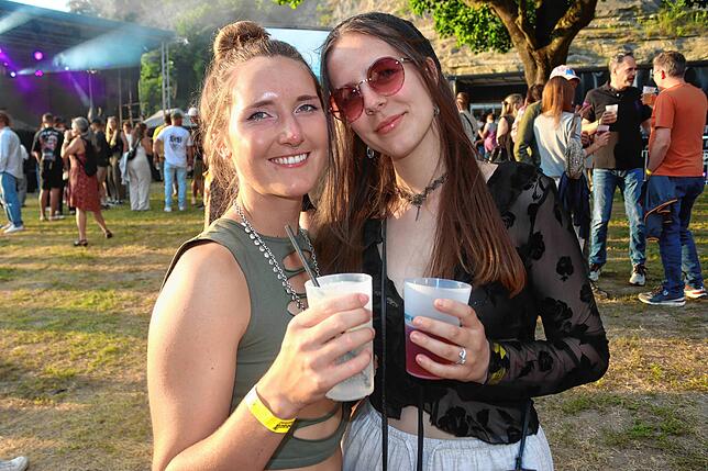Bild 15: 1000 Besucher feiern eine Beachparty im Uferpark