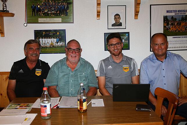 Informationen: Staffelleiter Wolfgang Spitz (Zweiter von links) informierte gemeinsam mit Sportrichter Karlheinz Vögtle (links), ...