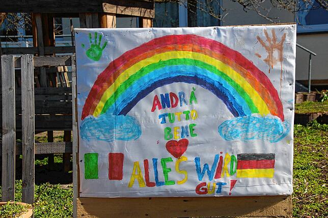 Ein Zeichen der Solidarität setzt eine Familie mit italienischen Wurzeln in Wald. Im Garten hat sie ein großes Plakat aufgestellt mit ...