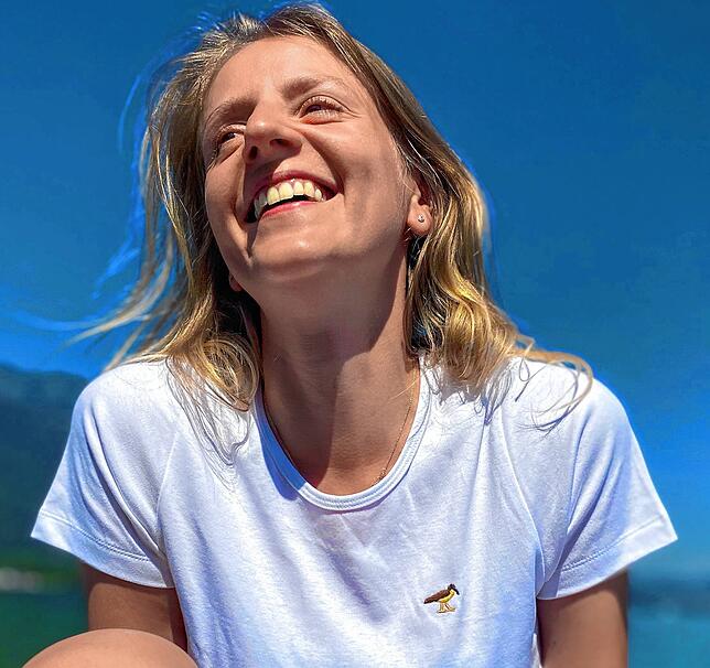 Teammitglied Ricarda Jilg. Sie trägt ein Shirt mit dem ausgestorbenen Brachvogel Eskimo Curlew als Stickmuster.