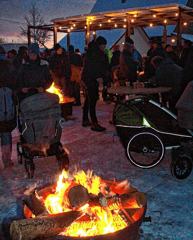 Auf dem Dorfplatz zaubert die Gugge ein schönes Ambiente. Warme Getränke, ein Schale mit wärmendem Feuer und die schöne Weihnachtsmusik ...