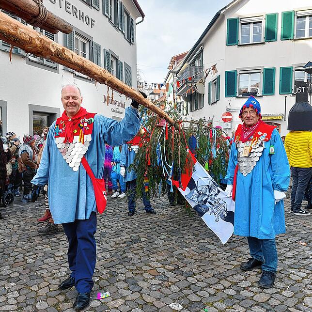 Die Laugelegumper ziehen ihren Narrenbaum über den Münsterplatz zum Obermarkt.