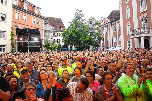 Bild 2: Kerstin Ott begeistert 2200 Fans vor dem Schloss