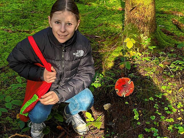 Hallo Fliegenpilz! Auch Schülerin Sophia freut sich über den bunten Fund im Wald.