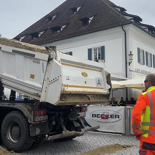 Sand wird auf den Landungsplatz gekippt.