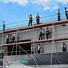 Unter der Regie des Immendinger Handwerksunternehmens Zeller und Jochum Holzbau sind 16 Zimmerleute am Richtspruch für das neue Gebäude ...