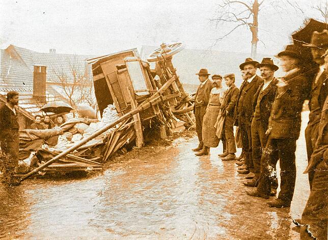 Im Winter 1910 verunglückte auf der spiegelglatten Öflinger Hauptstraße ein Stoffwagen der MBB. Vorne links Adolph Rotzler, auf der ...