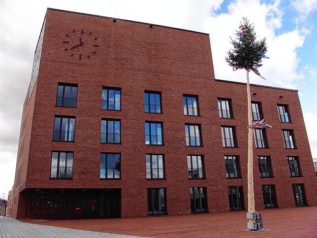 Bild 12: Auch ohne Rathaus-Sturm: Bauhof stellt ersten Narrenbaum in der neuen Neuen Mitte auf
