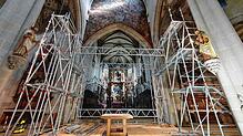 Erste Teile eines Gerüsts im Nikolausmünster stehen bereits. Es dient der Sanierung des Staudergemäldes über dem Chorbogen.