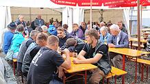 Nicht nur bei Regenwetter dient das aufgestellte Zelt und die aufgespannten Schirme als beliebte Anlaufpunkte für zahlreiche Besucher. ...