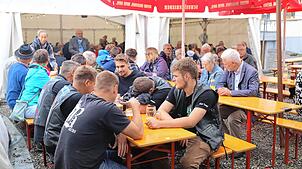 Nicht nur bei Regenwetter dient das aufgestellte Zelt und die aufgespannten Schirme als beliebte Anlaufpunkte für zahlreiche Besucher. ...