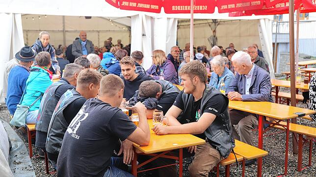 Nicht nur bei Regenwetter dient das aufgestellte Zelt und die aufgespannten Schirme als beliebte Anlaufpunkte für zahlreiche Besucher. ...