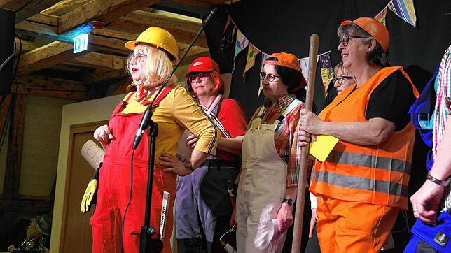 „Powerfrauen oder selbst ist die Frau“: Die Damen von der Katholischen Frauengemeinschaft überzeugen bei der Markdorfer Frauenfasnet als ...
