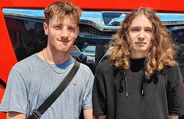 Dorian Calabrese aus Trochtelfingen und Maximilian Heinz aus Gammertingen (von links, beide 16 Jahre alt) am Brandort nahe des ...