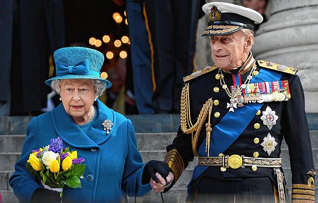 Die britische Königin Elizabeth II. und ihr Ehemann Prinz Philip, Herzog von Edinburgh, verlassen am 13.05.2015 nach einer ...