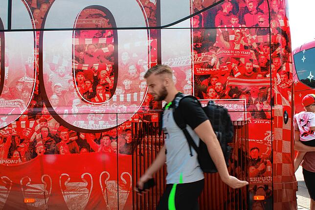 Bild 2: Fans warten vor dem Strandbad Bodman auf den FC Liverpool