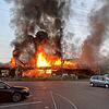 Hoch lodern die Flammen am Montagmorgen bein Brand in der Nähe des Bahnhofs in Pratteln.