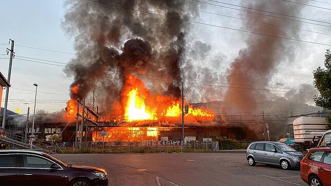 Hoch lodern die Flammen am Montagmorgen bein Brand in der Nähe des Bahnhofs in Pratteln.